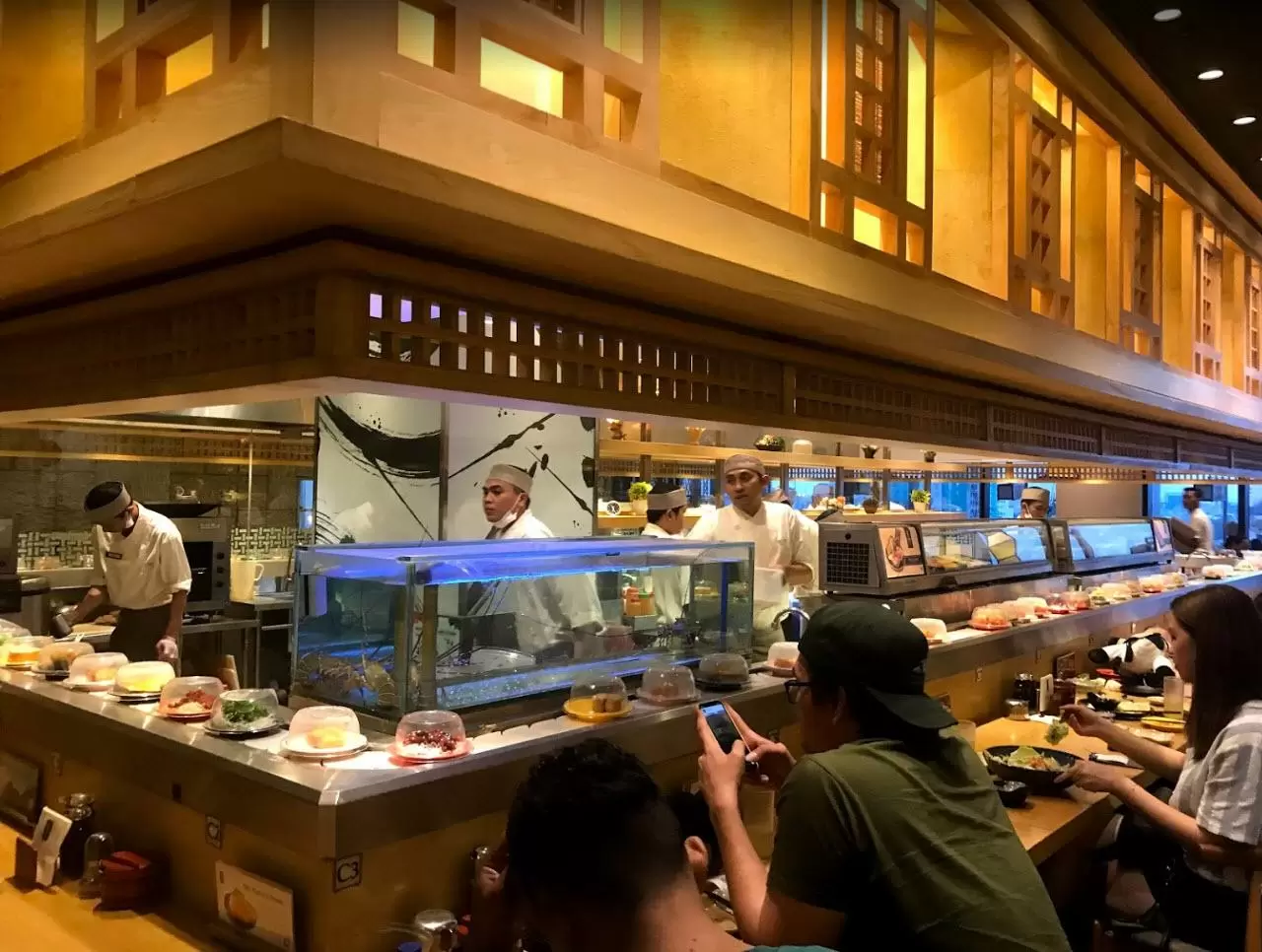 Suasana ruang makan Sushi Tei Depok